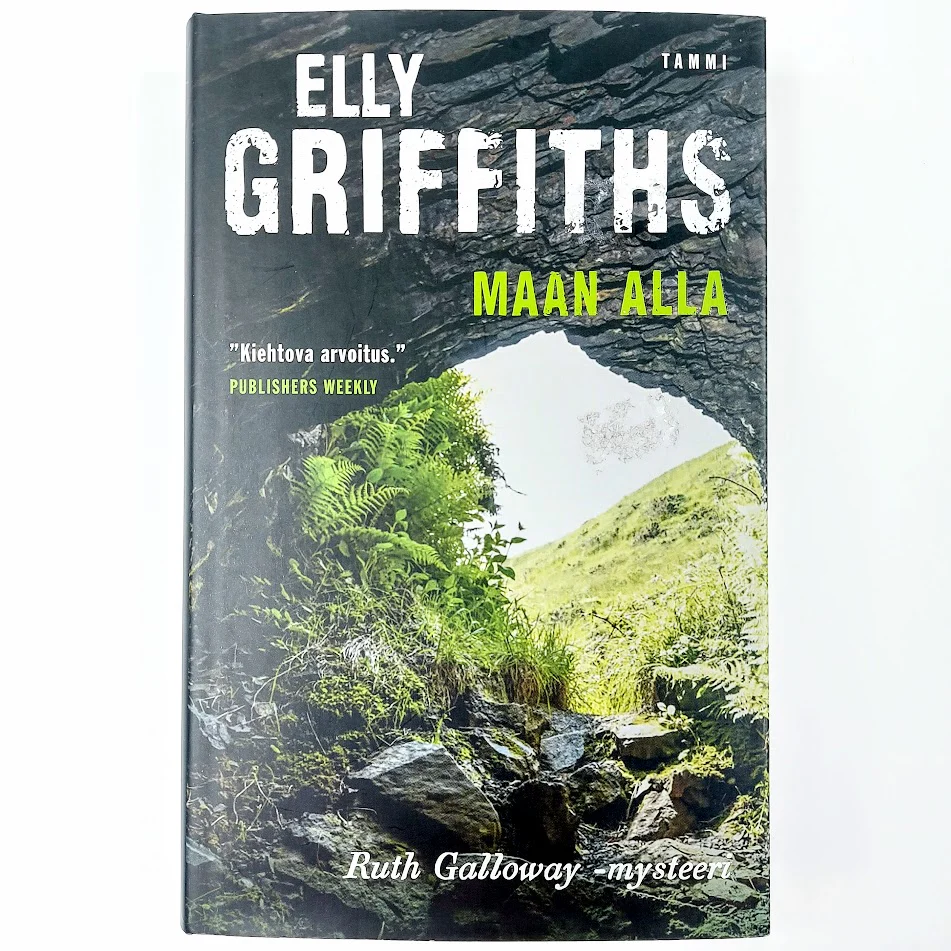 Elly Griffiths: Maan alla
